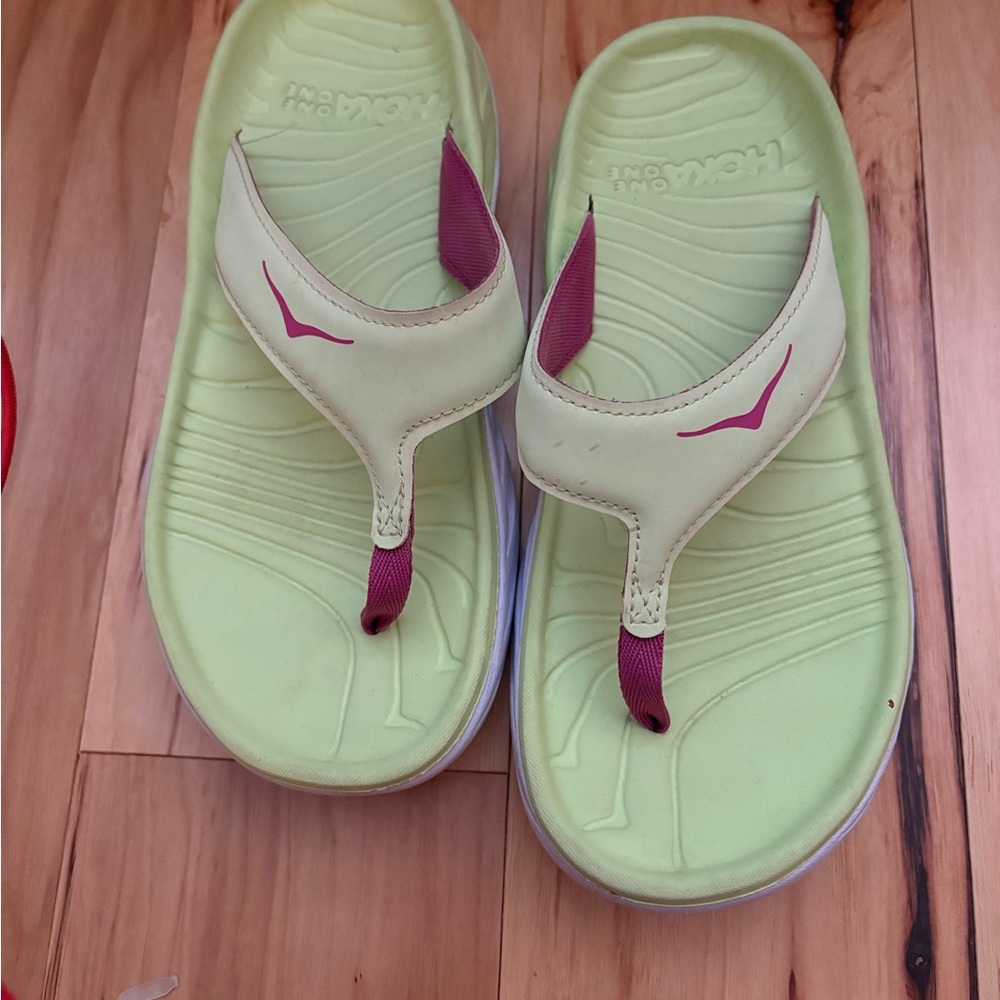 GUC Hoka brand flip flops. Size 7